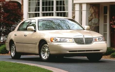 1998 Lincoln Town Car Overview .